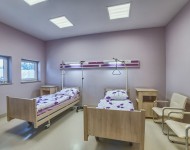 Dwa łóżka w nowoczesnej sali dla pacjentów