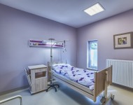 Przestronny jednoosobowy pokój dla pacjentów