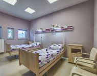 Pokój z dwoma łóżkami dla pacjentów w klinice